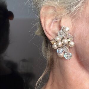 Vintage Clip on Earrings.
Iridescent faceted Beads with Smooth white Beads.